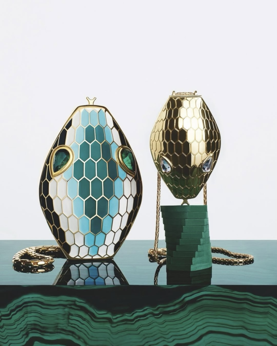 Bvlgari apresenta sua primeira coleção de bolsas miniatura e transforma joalheria em objeto de desejo contemporâneo