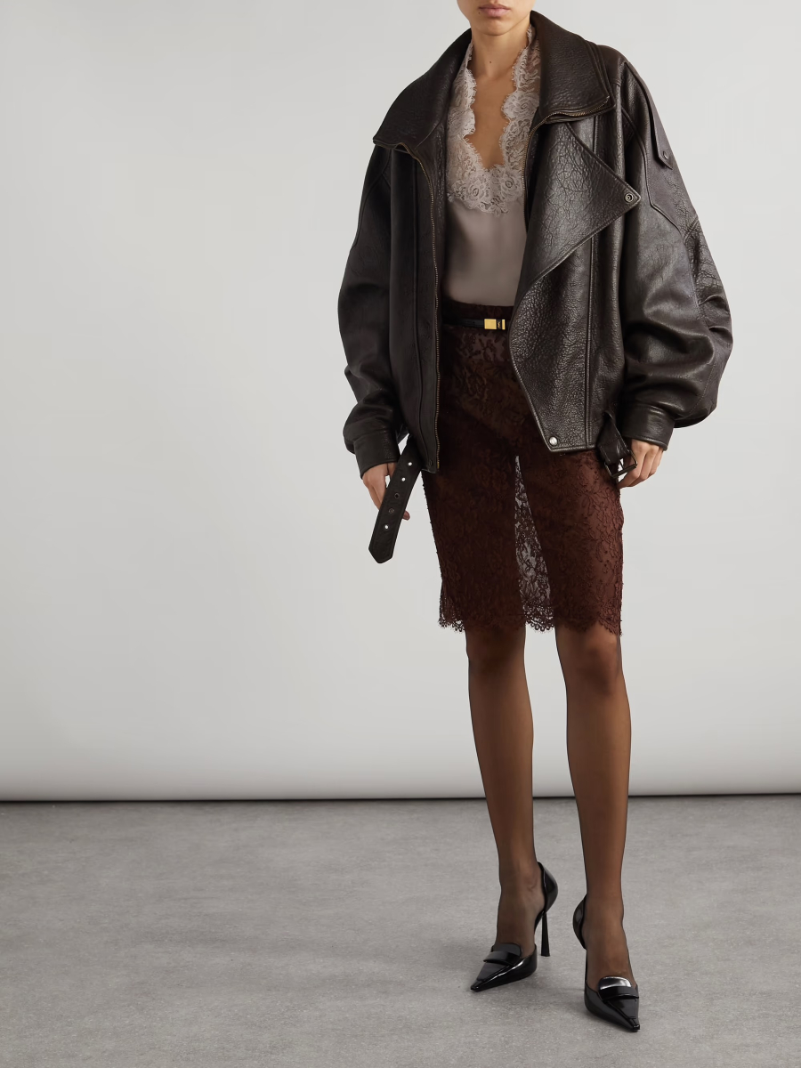 A peça que redefiniu presença: por que a biker oversized virou ativo de estilo