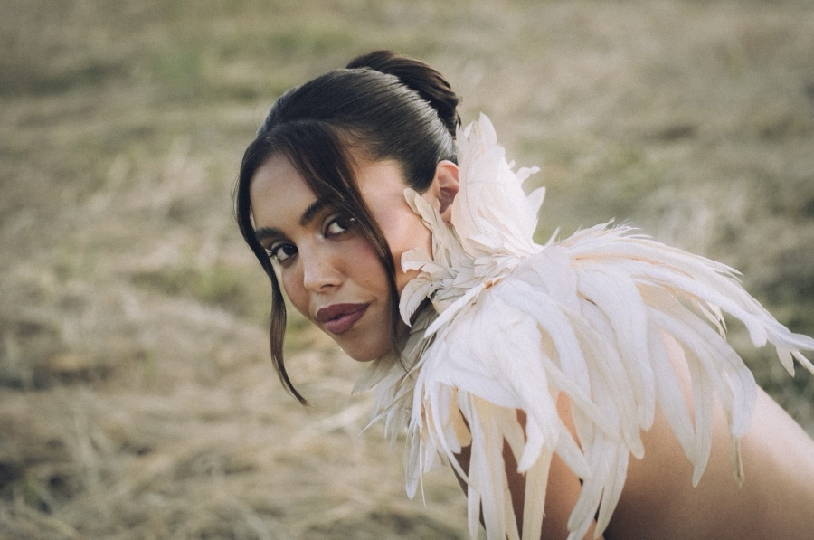 Dora Sanches transforma o silêncio em música e lança “Passarinho”, um pop soul entre afeto, humor e memória