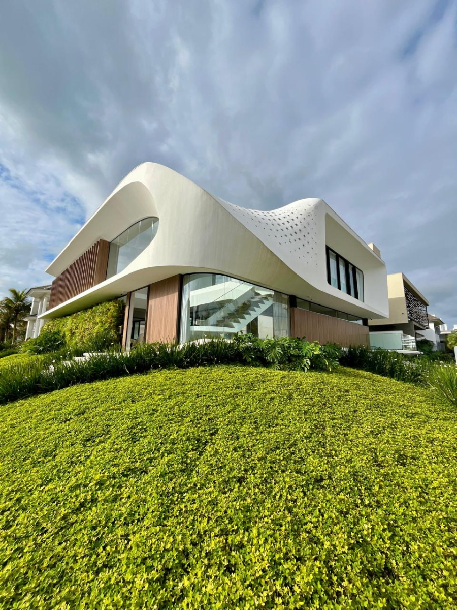 Linhas orgânicas, estética futurista e elegância absoluta em um dos metros quadrados mais desejados do Brasil