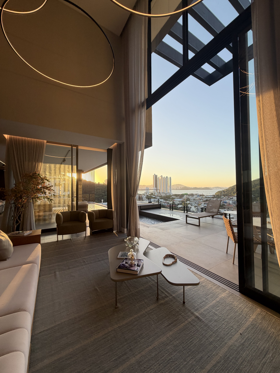 Vista definitiva para o mar e arquitetura imponente marcam residência exclusiva em Balneário Camboriú