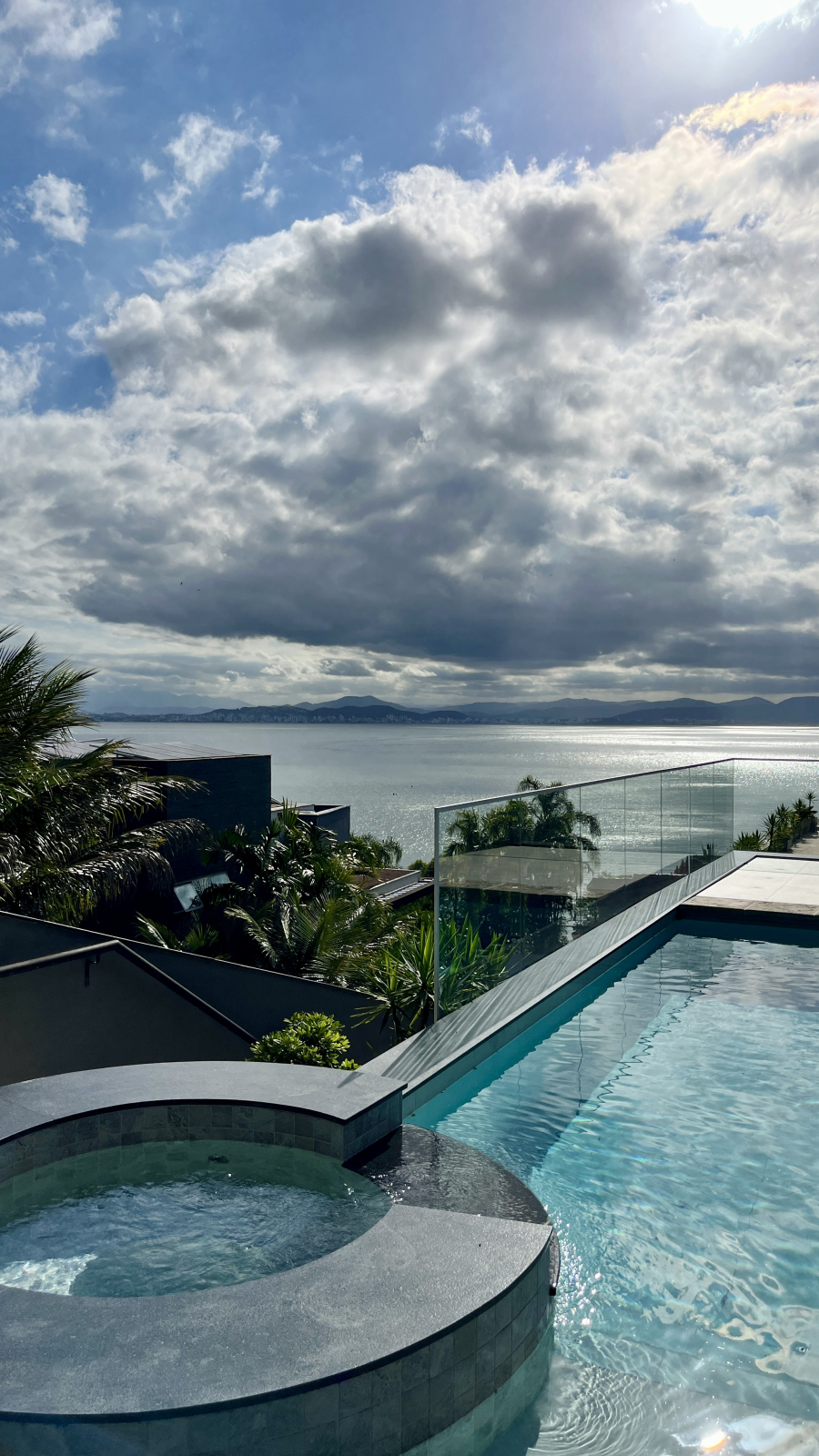 Por R$ 19,8 milhões em Florianópolis: casa com arquitetura premiada tem vista infinita para o mar