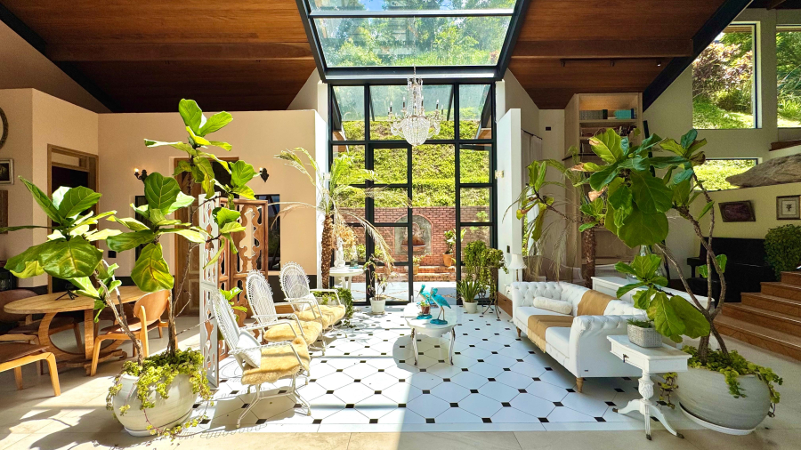 Casa em Itaipava revela a elegância de viver entre arquitetura autoral, natureza exuberante e design de alto padrão