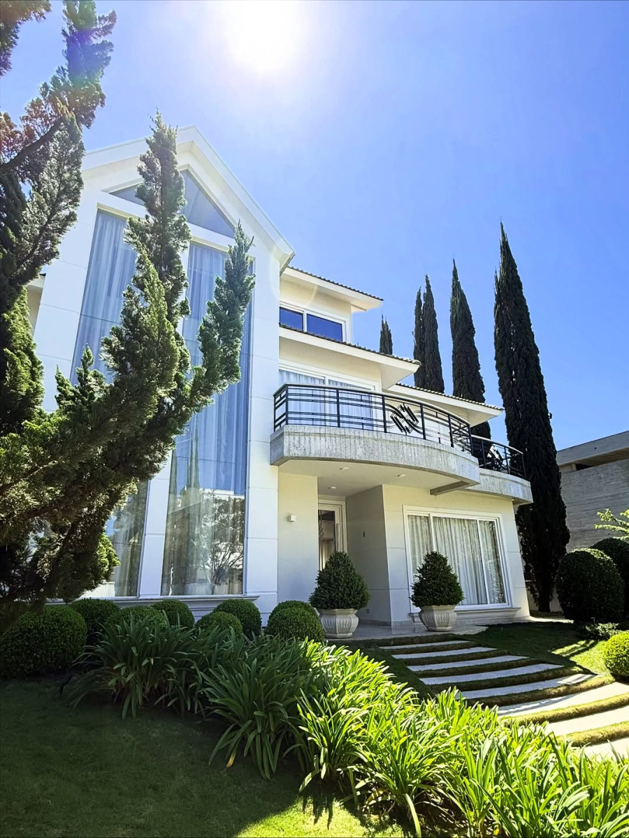 Casa mobiliada no Palladio, em Santa Felicidade, reúne design, tecnologia e vida em família em Curitiba
